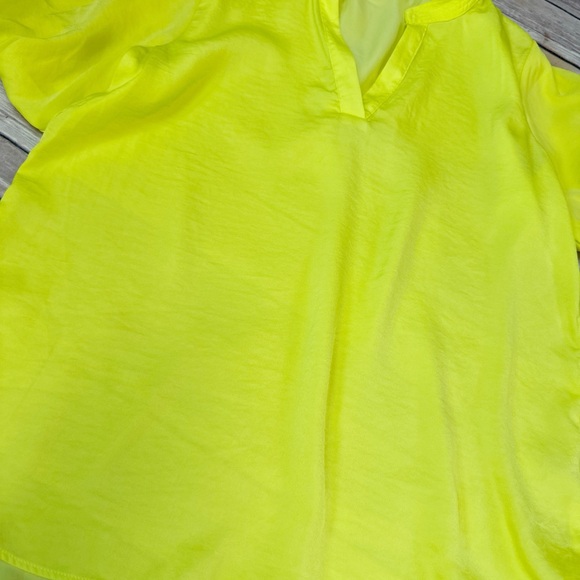 Vince Camuto Women's Hammered Satin Puff Sleeve Top Bright Lemon Size S - Picture 3 of 4